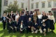 Učenici u dvorištu zamka - dvojezična nastava u Austriji