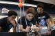 Učenici na časovima fizike i robotike - škola u Teksasu STEM programi